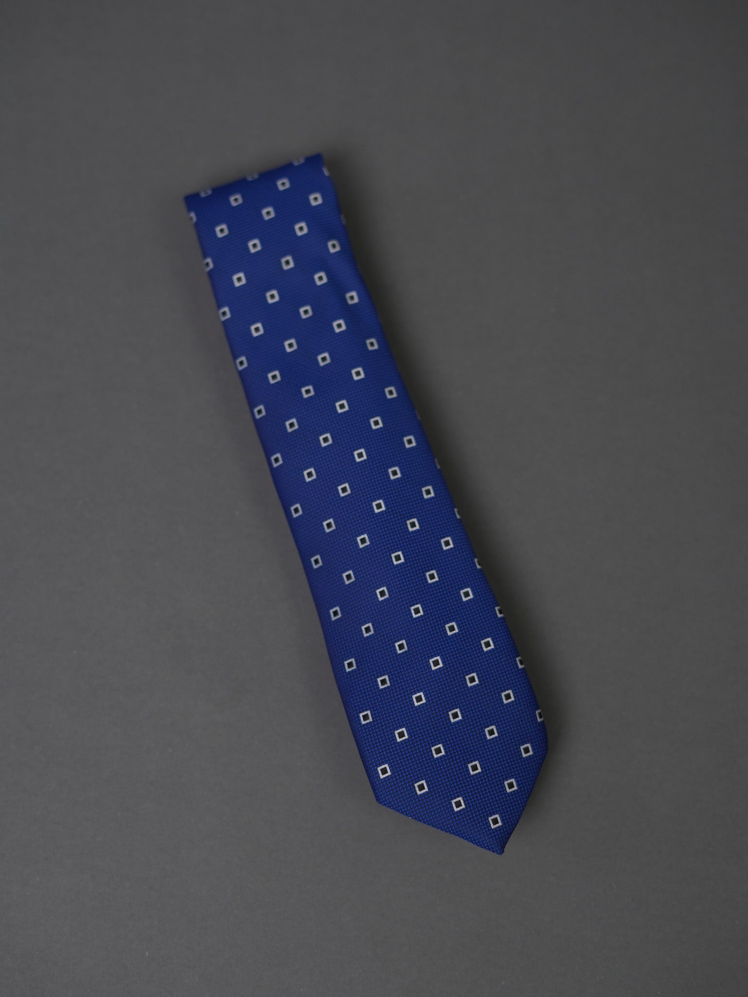 Tie with pattern