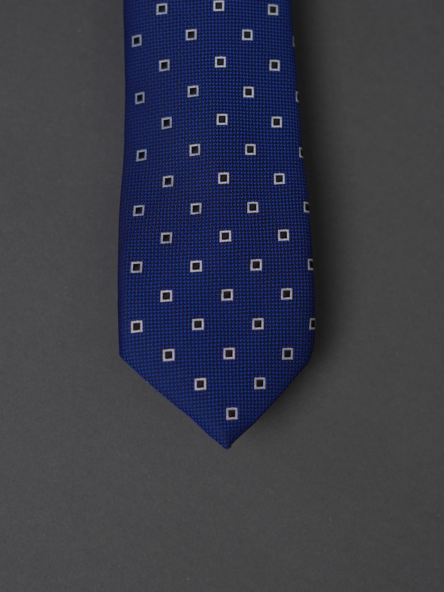 Tie with pattern