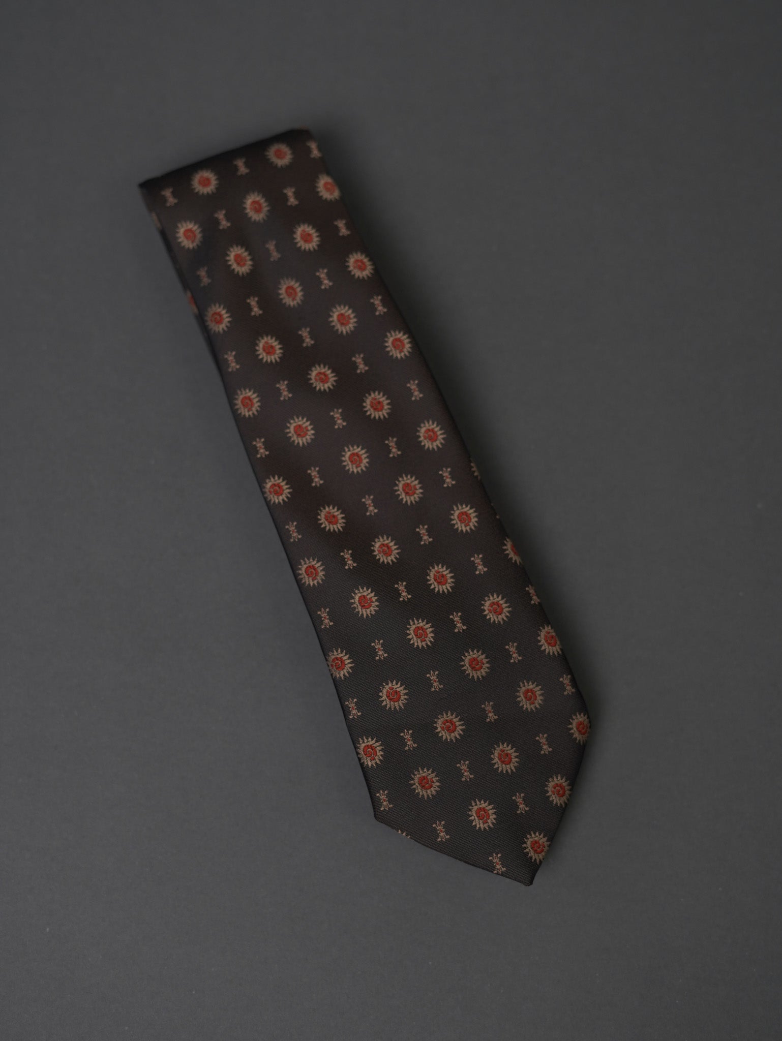 Tie with pattern