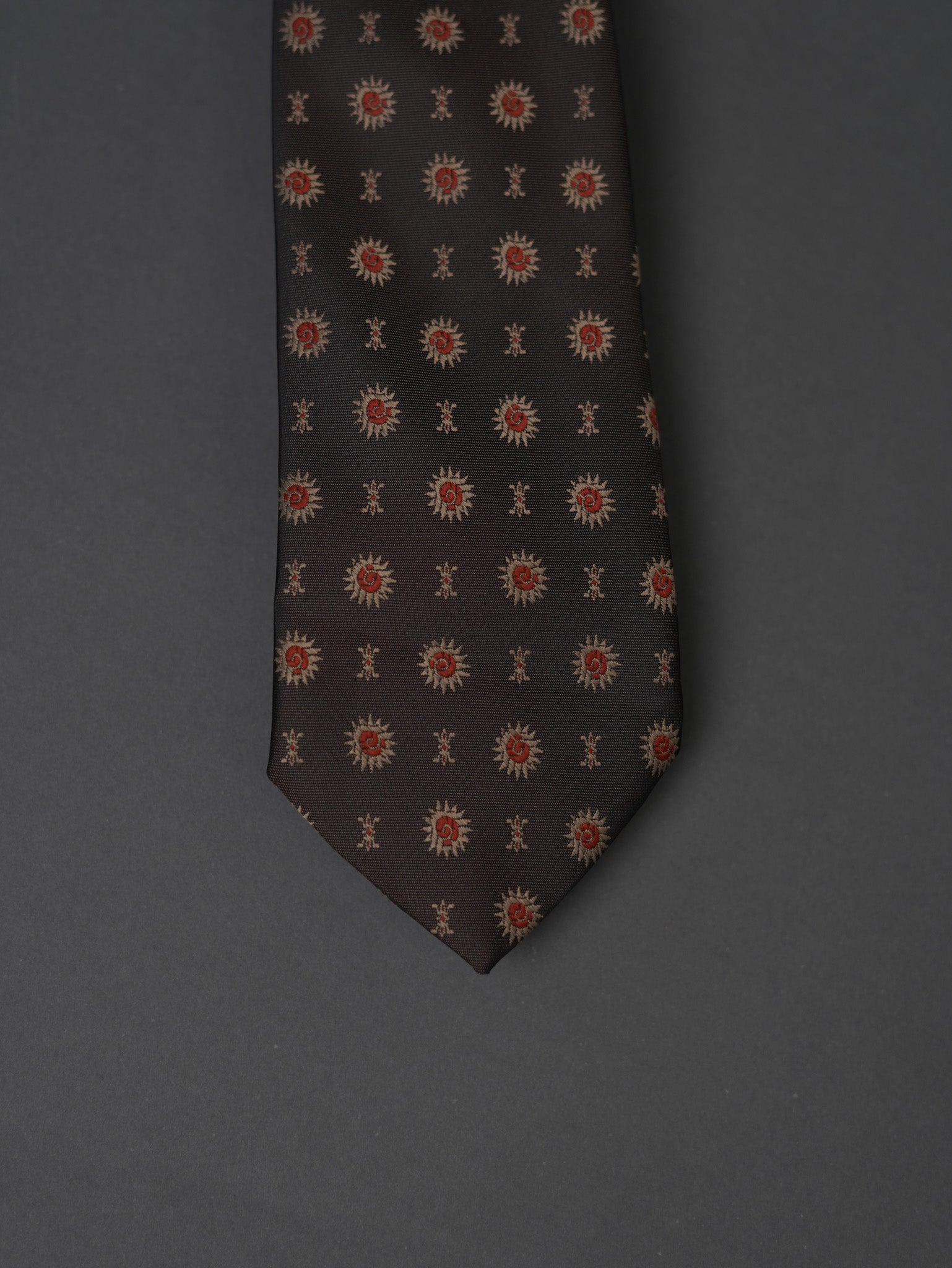 Tie with pattern