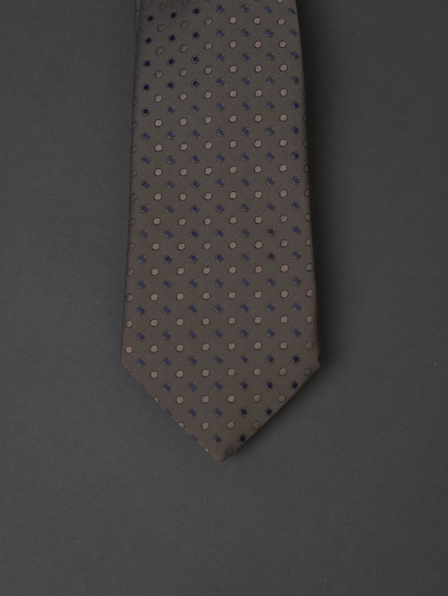 Tie with pattern