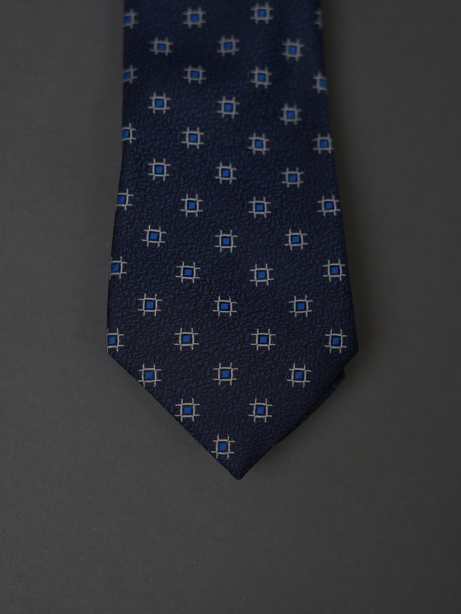 Tie with pattern