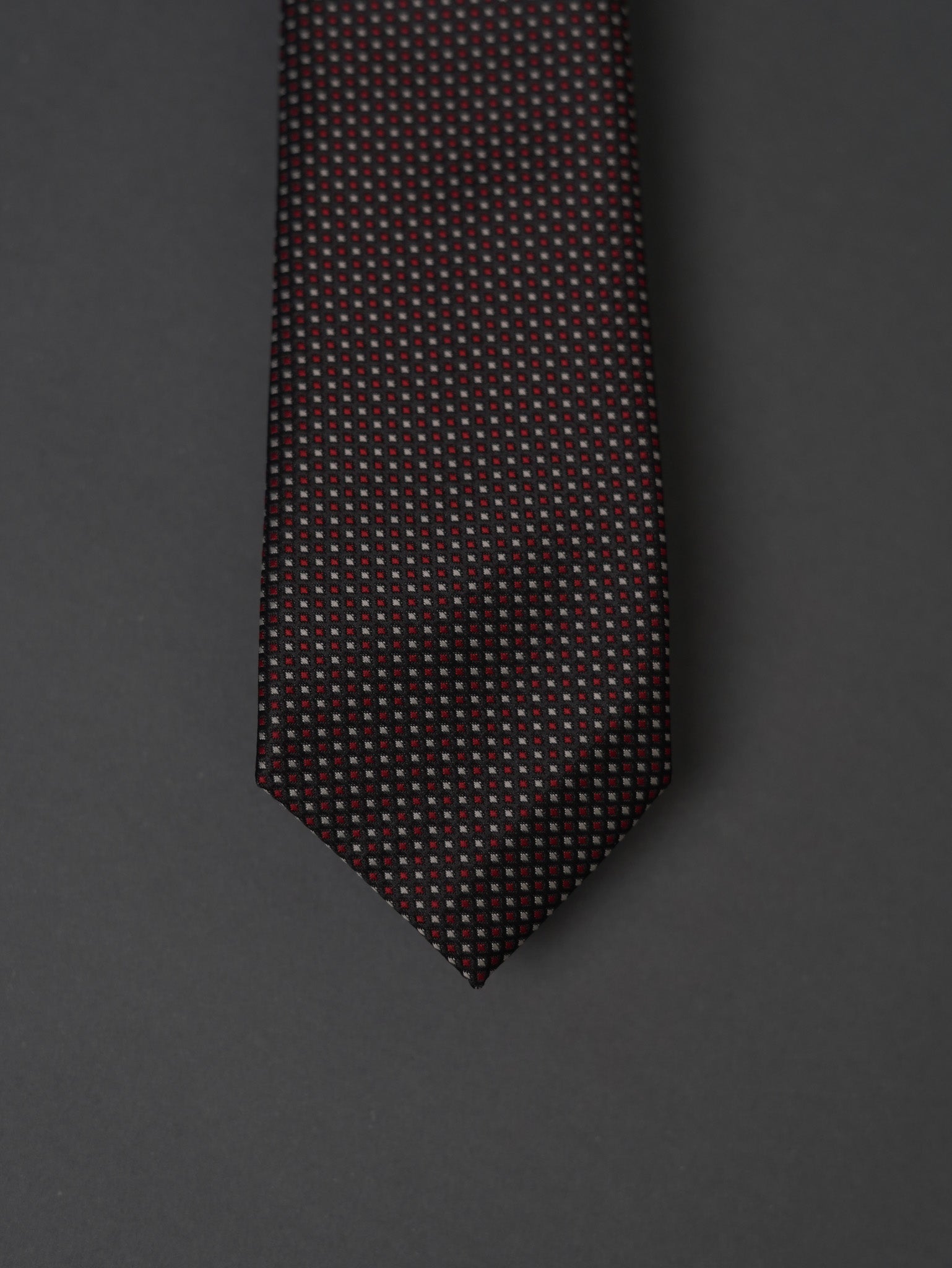 Tie with pattern