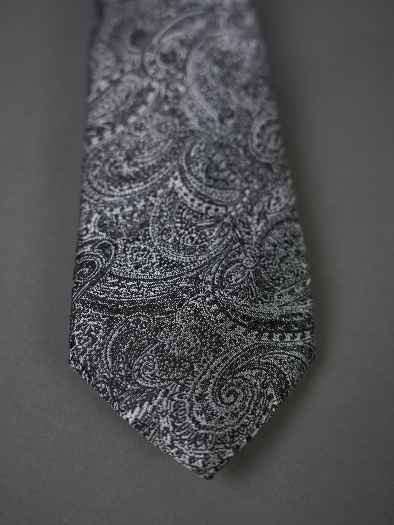 Tie with pattern