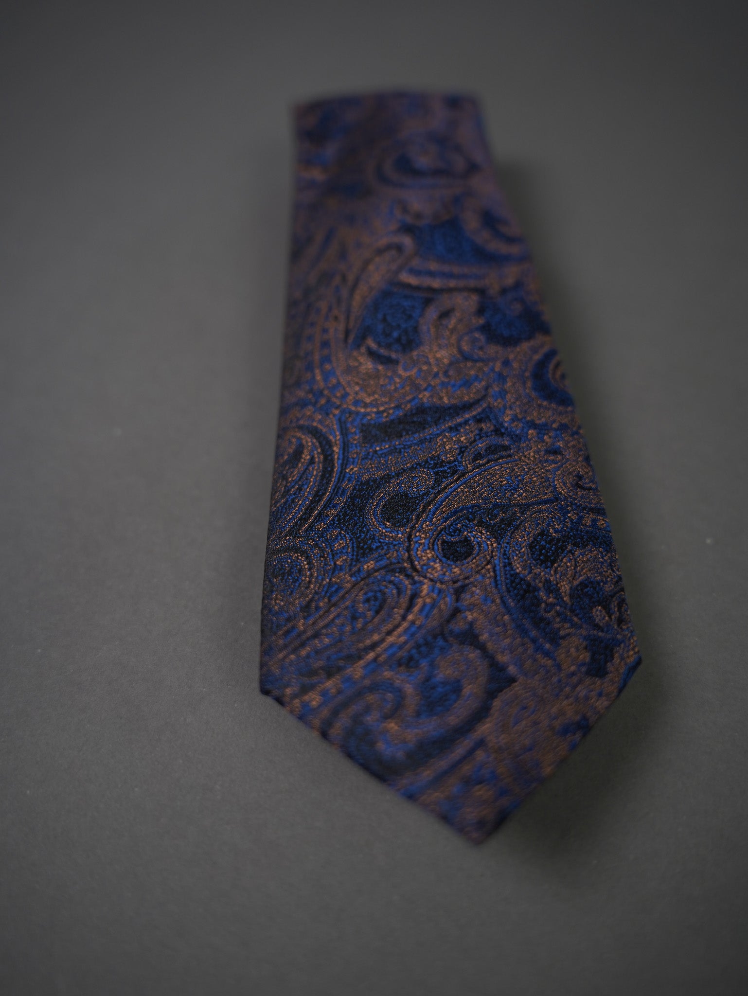 Tie with pattern