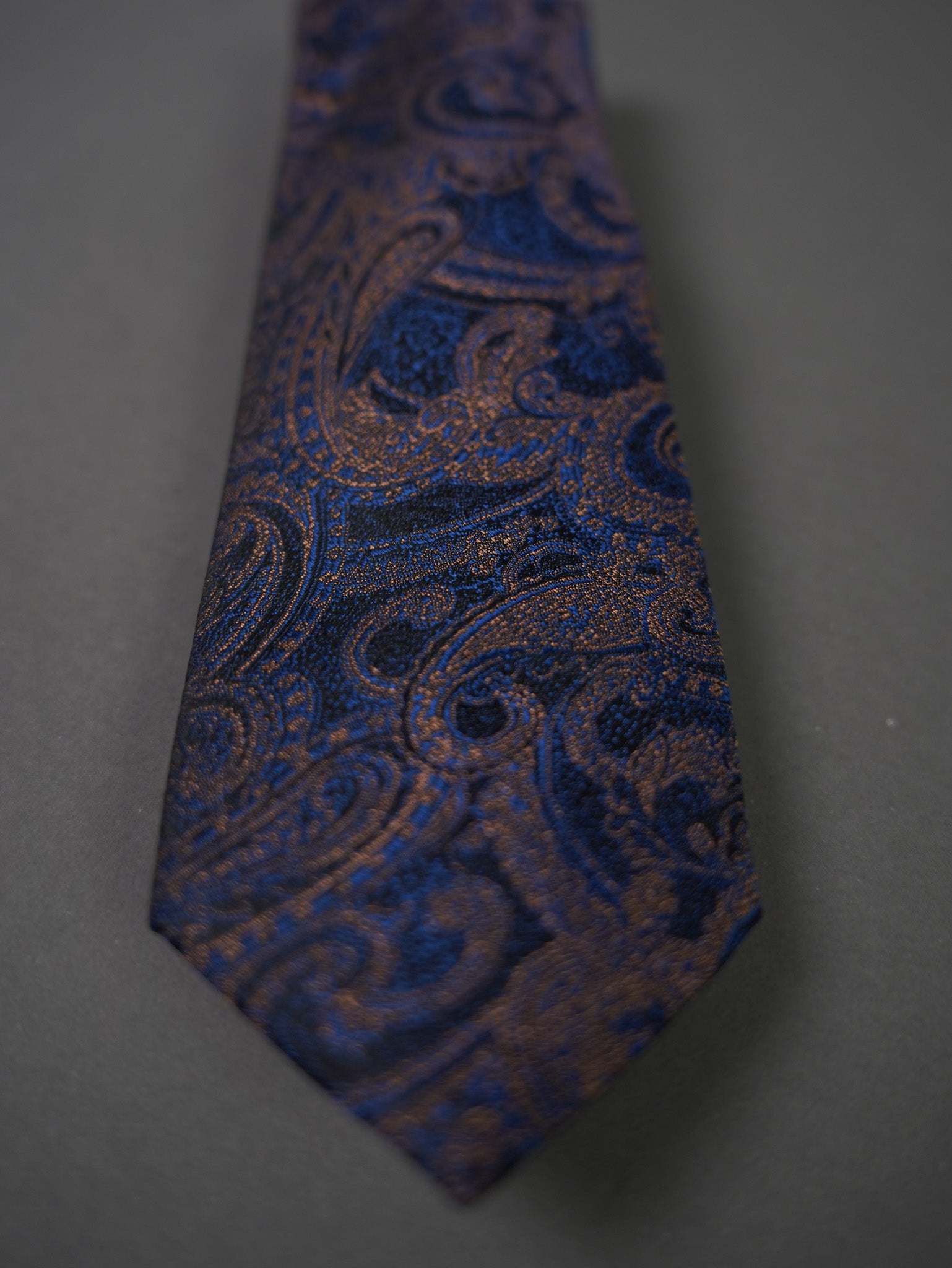 Tie with pattern